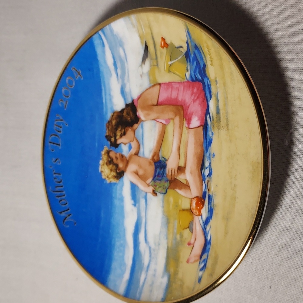 Vintage Avon 2004 Mother's Day Plate in Original Box